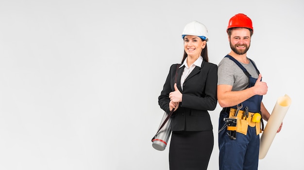 Femme ingénieur et constructeur montrant les pouces vers le haut