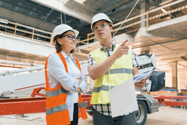 Femme ingénieur et homme constructeur sur chantier