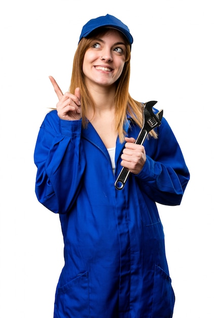 Photo femme d'ingénieur pointant vers le haut