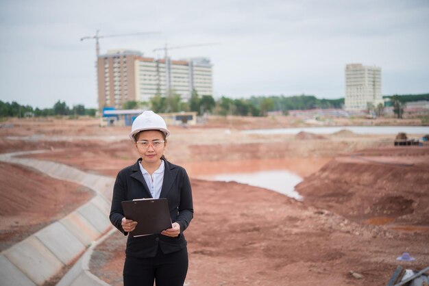 Femme ingénieur travaillant sur le site du pont en construction