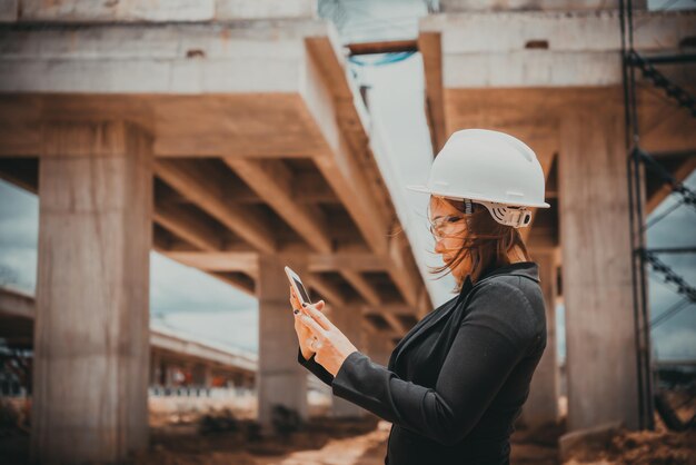 Femme ingénieur travaillant sur le site du pont en construction