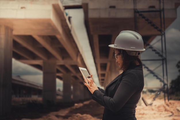 Femme ingénieur travaillant sur le site du pont en construction