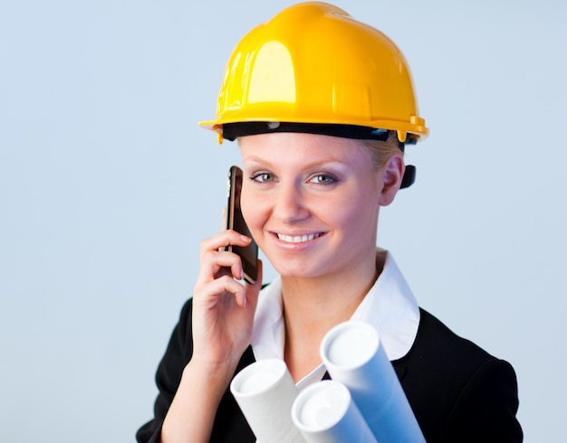 Femme ingénieure au téléphone