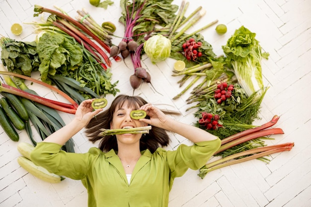 Femme avec des ingrédients alimentaires sains au-dessus de sa tête