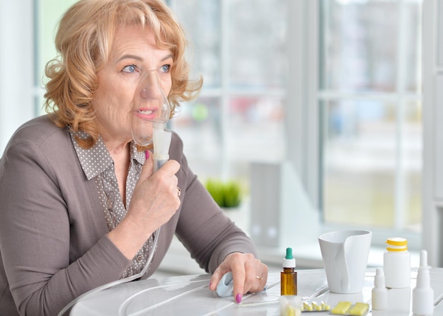 Femme avec inhalation de grippe