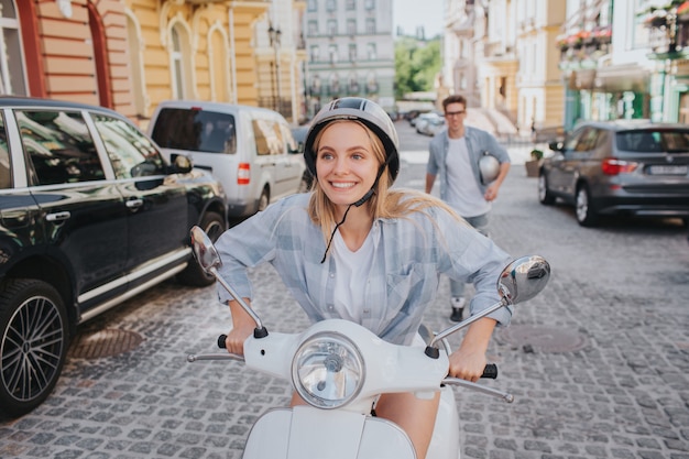 Femme inquiète est assise en moto et impatient