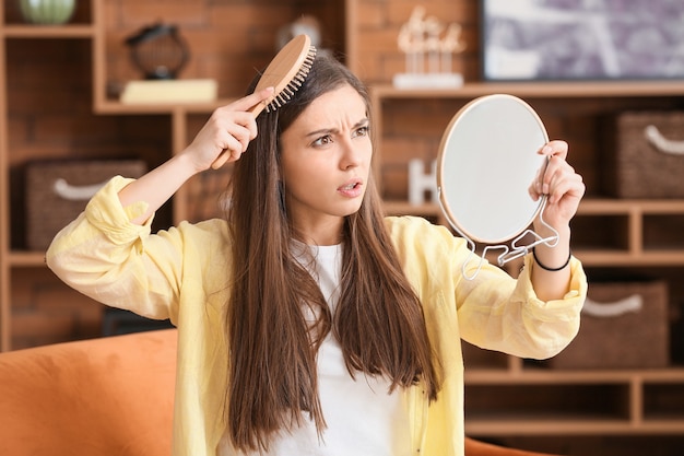 Femme inquiète avec problème de perte de cheveux à la maison