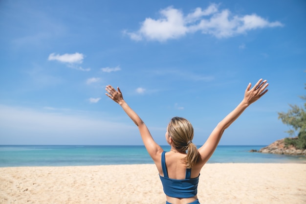 Femme insouciante sur la plage. Vacances d'été à la plage.