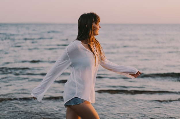 Femme insouciante sur la plage