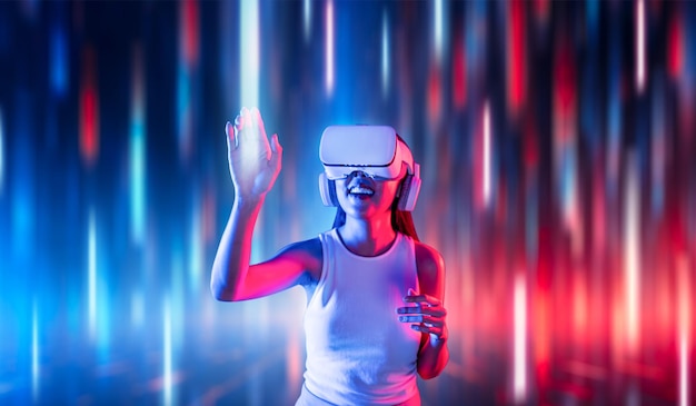 Photo femme intelligente dans le métaverse utilise la main touche l'objet de la réalité virtuelle hallucination