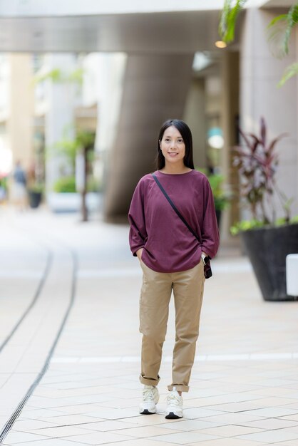 Une femme intelligente et décontractée en ville.