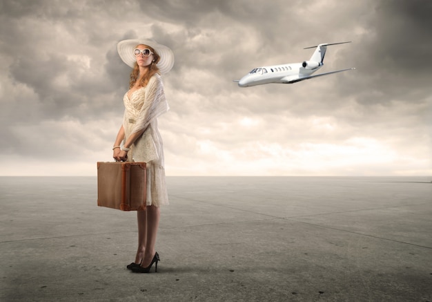 Femme a l'intention de voyager en avion