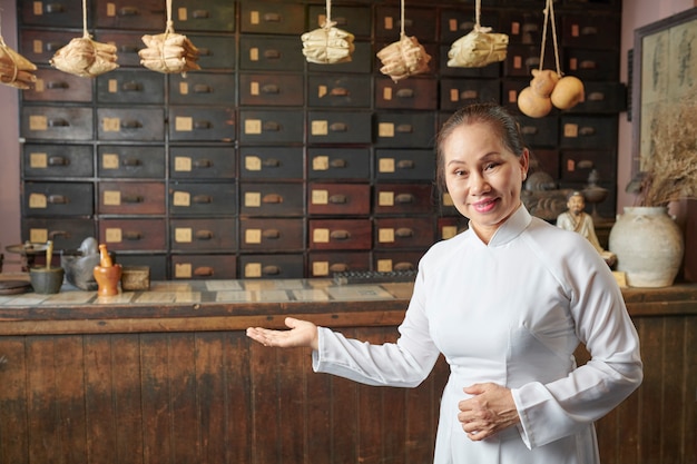 Femme invitant au magasin d'herbes