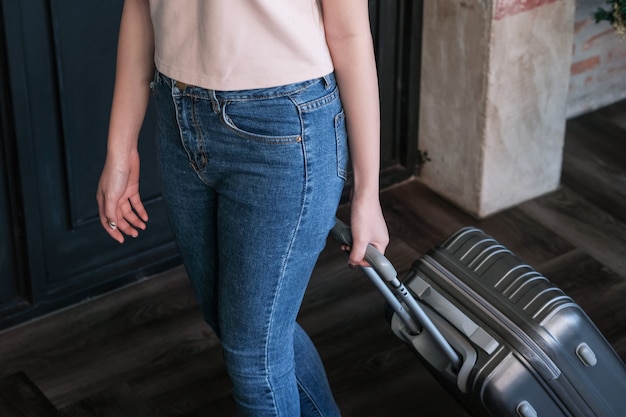 Femme invité à la réception de l&#39;enregistrement à l&#39;hôtel.