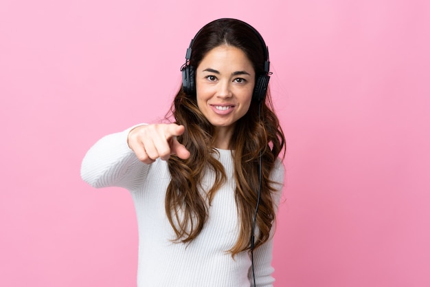 Femme, isolé, rose, écoute, musique, pointage, devant