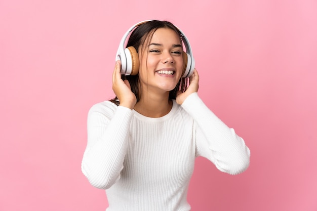 femme isolée sur bleu écoute de la musique