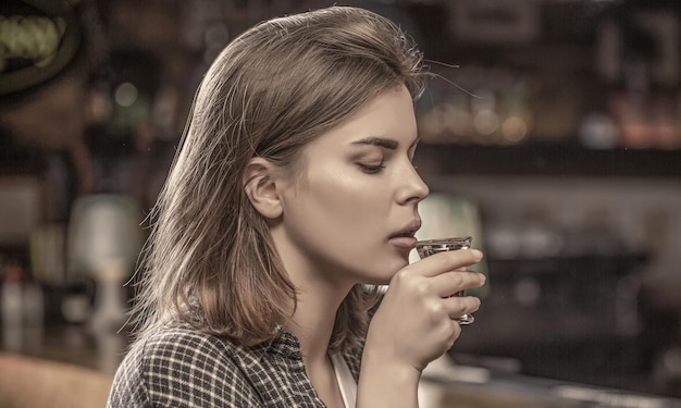 Femme ivre tenant un verre de whisky ou de rhum Femme en dépression Belle jeune femme buvant de l'alcool