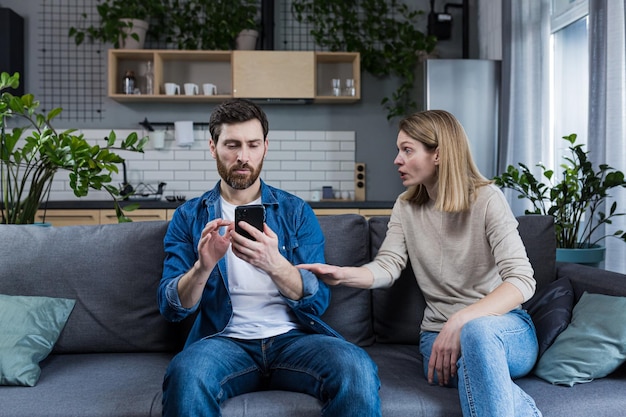 Une femme jalouse se dispute au sujet de son mari qui utilise le téléphone et reste en contact avec la querelle et les conflits familiaux de la maîtresse