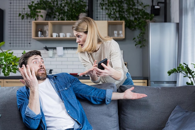 Une femme jalouse se dispute au sujet de son mari qui utilise le téléphone et reste en contact avec la querelle et les conflits familiaux de la maîtresse