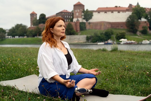 Photo femme avec jambe prothétique faisant du yoga