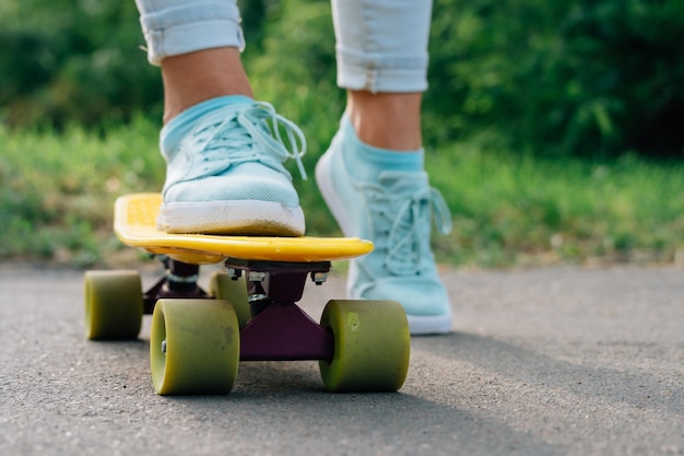 Femme, jambes, baskets, skateboard, parc, gros plan