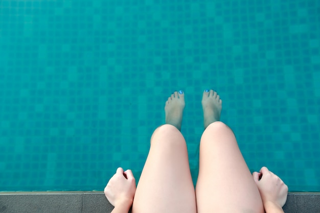 Femme, jambes, piscine, vacances