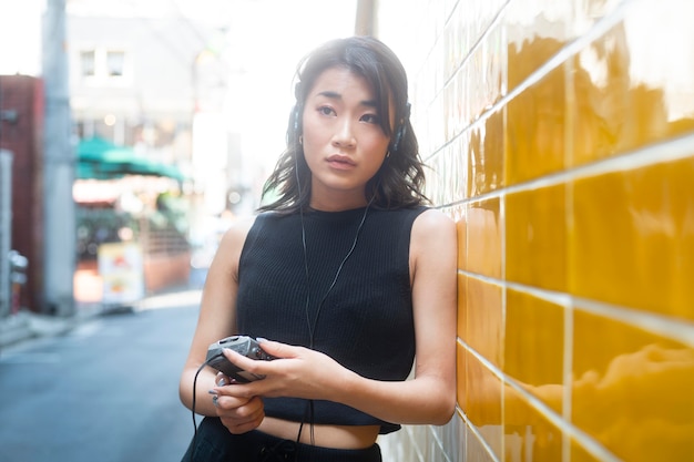 Femme japonaise écoutant de la musique coup moyen