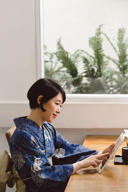 Femme japonaise avec tablette numérique