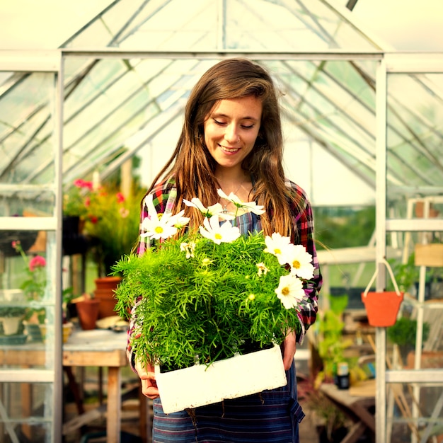 Femme jardinant dans une serre