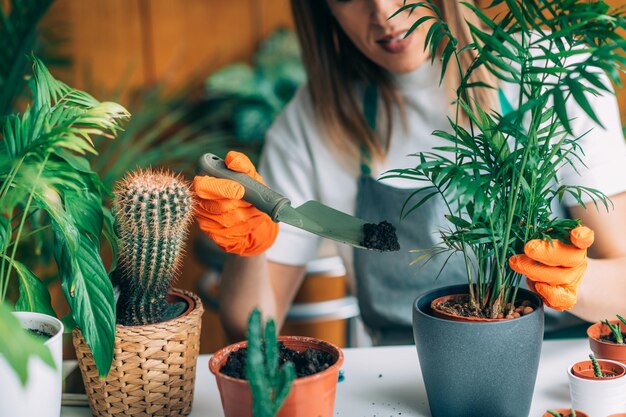 Femme jardinant à la maison