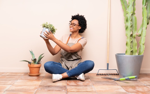 Femme jardinier assis sur le sol