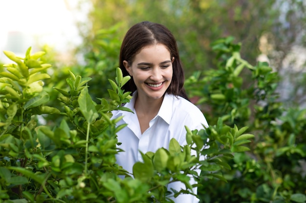 de femme jardinier travaillant dans le potager sur le toit du bâtiment moderne