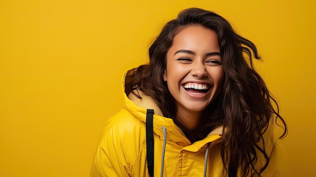 une femme en jaune souriait sur un fond