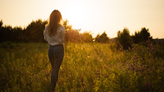 Femme, jean, blanc, chemise, debout, champ