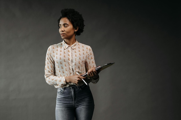 Une femme en jean de denim