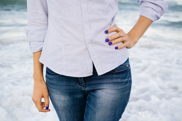 Femme, jeans, chemise, debout, mer, mousse, plage