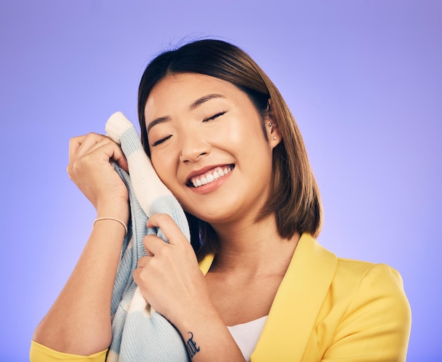 Femme jersey doux et sourire en studio avec choix de mode tissu de qualité et heureux par fond violet jeune designer japonais matériau et excité avec le produit toucher la peau et la fierté de la carrière