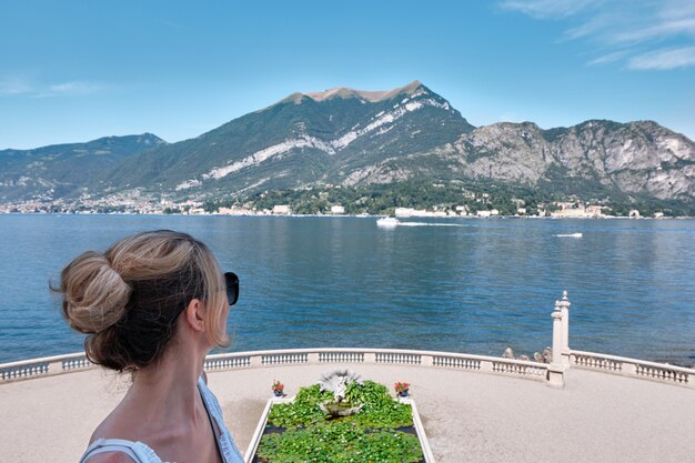 Femme sur la jetée du lac de Côme