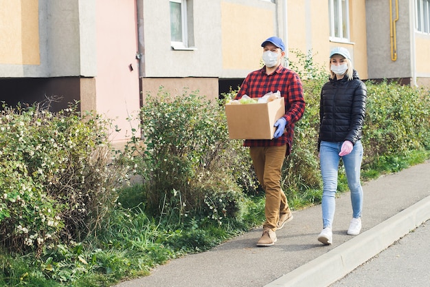 Une femme jette une bouteille en plastique dans un sac sous les ordures, gros plan, le concept d'écologie et de protection de la terre.