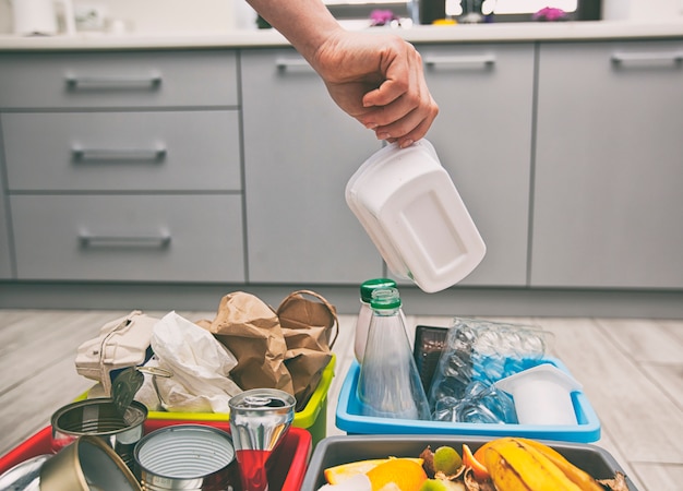 Femme Jette Un Récipient En Plastique Peut à L'un Des Quatre Conteneurs Ou Le Tri Des Ordures