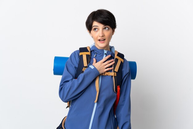 Femme jeune alpiniste sur fond isolé en regardant en souriant