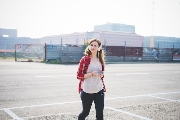 femme jeune belle blonde hipster