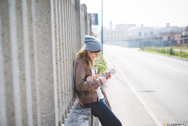 femme jeune belle blonde hipster