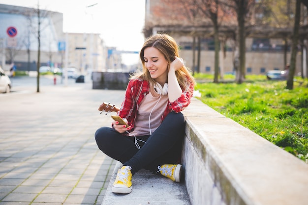 femme jeune belle blonde hipster