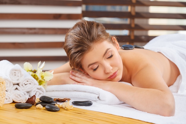 Femme jeune, belle et en bonne santé en salon spa.