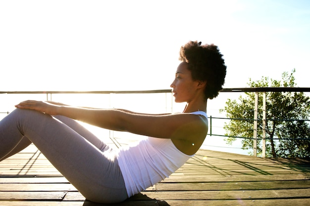 Femme jeune en bonne santé faisant des abdos d&#39;ABS