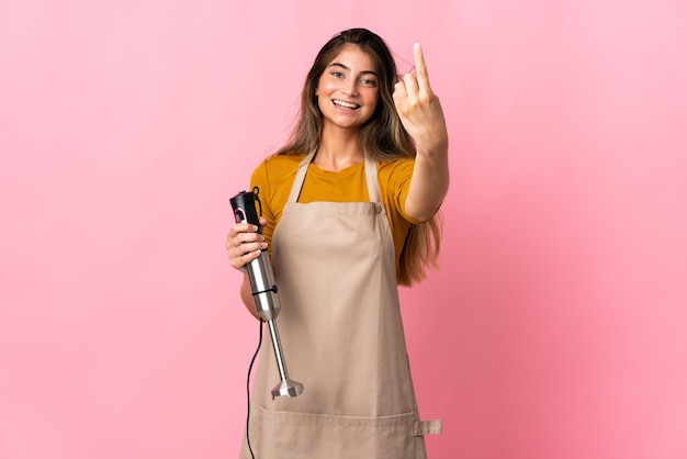 Femme Jeune Chef à L'aide D'un Mélangeur à Main Isolé