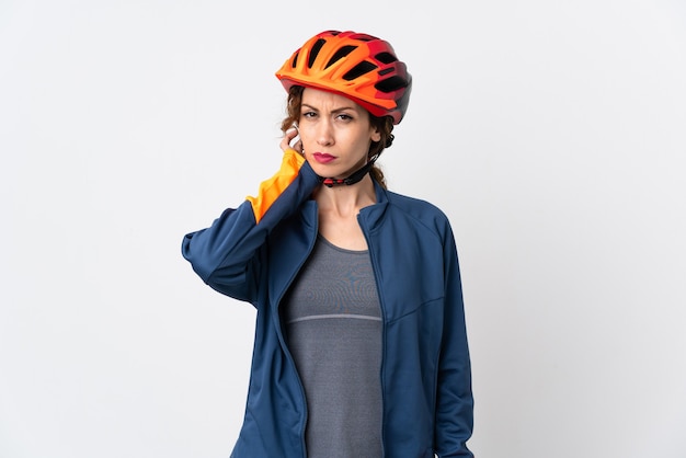 Femme jeune cycliste isolée sur fond blanc ayant des doutes