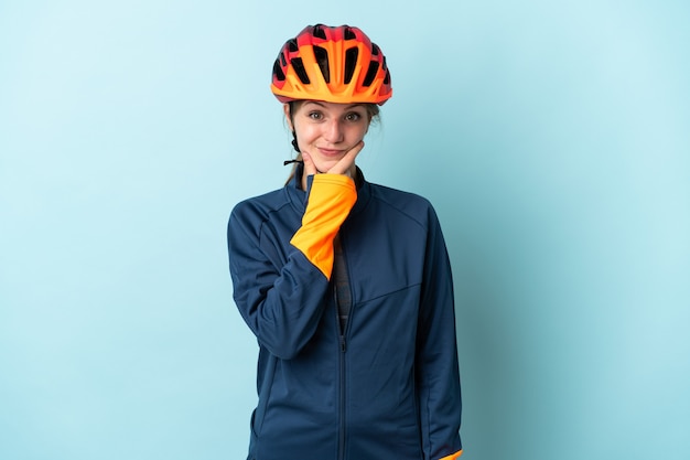 Femme jeune cycliste sur la pensée bleue