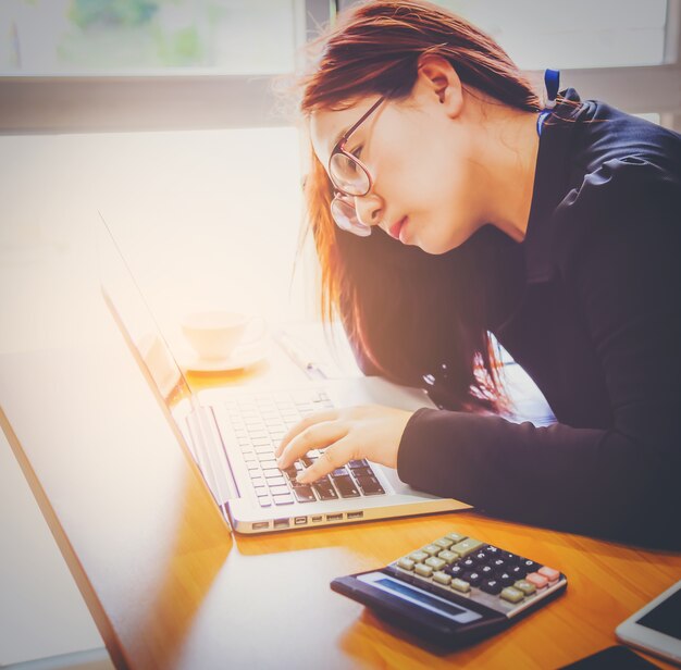 Femme jeune entreprise asiatique avec douleur dans le cou au bureau